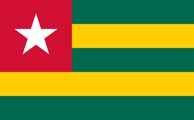 Drapeau du Togo : étoile blanche sur fond rouge en haut à gauche et bandes horizontales vertes et jaunes.