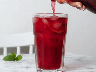 Verre de jus de bissap servi avec des glaçons_400x300